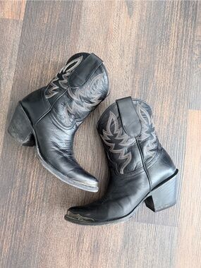 Idyllwind Black Western Embroidered Ankle Booties